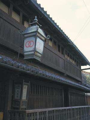 京都、島原で茶屋と置屋を兼ねる輪違屋（わちがいや）