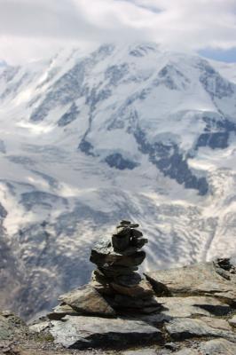 スイスアルプスの山のケルン