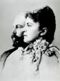 フェノロサ(左)と妻