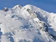 奥に見える雪に覆われた頂がモンブランの山頂
