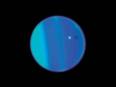 天王星の上に見える白い点がエアリエル／NASA