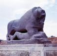 バビロン遺跡にある人を踏みつけるライオンの像