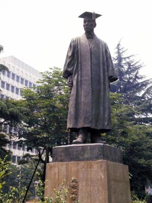 早稲田大学を創設した大隈重信の像