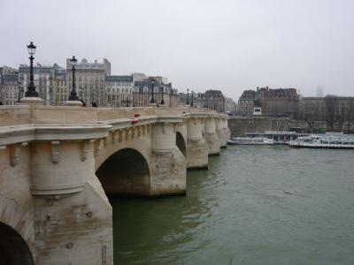 パリのセーヌ川にかかる橋、ポンヌフ