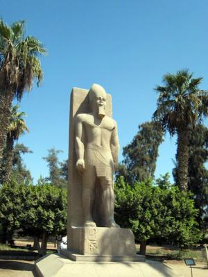 エジプト、メンフィスにあるラムセス2世像