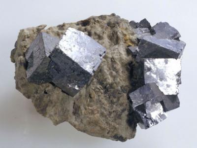 239g　共生結晶付き方鉛鉱　金属的鉛光沢　鉱物標本　美品しゃのさんの方鉛鉱