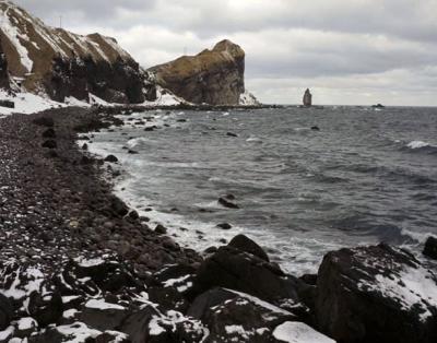 積丹半島の先端、神威岬（中央上）と神威岩(右)