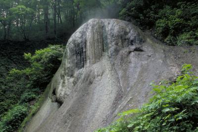 温泉の石灰成分が堆積してできたドーム状の「天狗の岩」