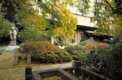 東京、湯島聖堂と孔子像