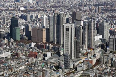 高層ビルが林立する、東京都新宿のようす