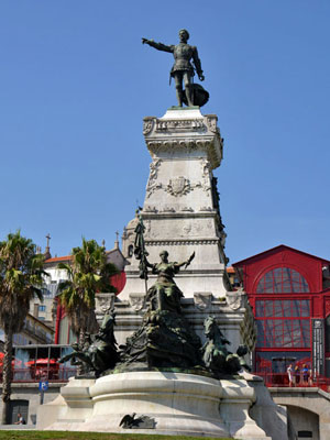 ポルトガル北部ポルト市に建つ像