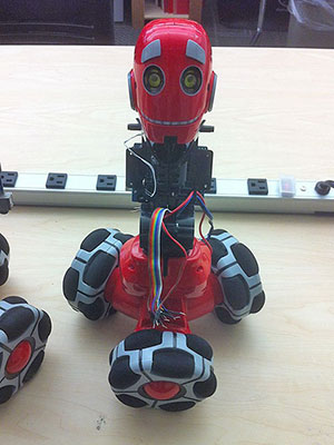 3輪型のオムニホイールロボット／撮影・	Kshew12 [CC BY-SA 3.0] https://bit.ly/3SzkYF2