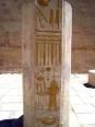 エジプトの遺跡の石柱に刻まれた、ヒエログリフ