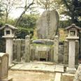 京都市の伏見稲荷神社にある春満の墓