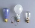 右が明治時代、中央と左は昭和初期の電球