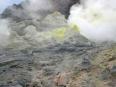 北海道、アトサヌプリでは噴気口から硫黄が噴き出す