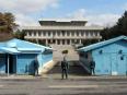 青い建物は軍事停戦委員会本会議場。手前は韓国軍兵士