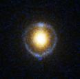 手前の銀河（黄）の重力で奥の銀河（青）が円環状に見える／NASA