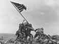 摺鉢山に星条旗を立てる米海兵隊員
