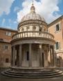 1502年に設計した小聖堂（ローマ、サン・ピエトロ・イン・モントリオ教会）／撮影：JTSH26／CC BY-SA 4.0／http://bit.ly/35hOyWM